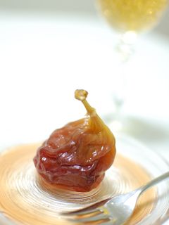 kyotoumiusagiドライいちじくの白ワインコンポート凝縮された甘みが特徴のドライいちじくを 白ワインでしっとりとふっくらと煮込んだ贅沢なコンポート。 いちじくの豊かな風味と白ワインの華やかな香りが 口の中で広がり、バニラアイスや濃厚なチーズと合わせると