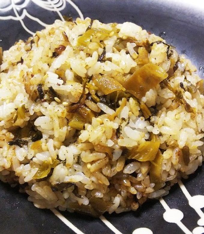 明太高菜チャーハンのレシピ動画です。人気の混ぜご飯給食！タラコを使う事が多いですが、お家ではアクセントになる明太子がオススメです。プチプチ大好きです。,高菜も予熱にすると良いですよ 給食では完全に火を通す 癒される美味しい混ぜご飯を作ってみてください♪, 材料はこちらです♪, 炒め用ごま油大さじ1,油揚げ1枚, 人参1 4本, ごはん一合, 高菜の漬物大さじ4〜8,