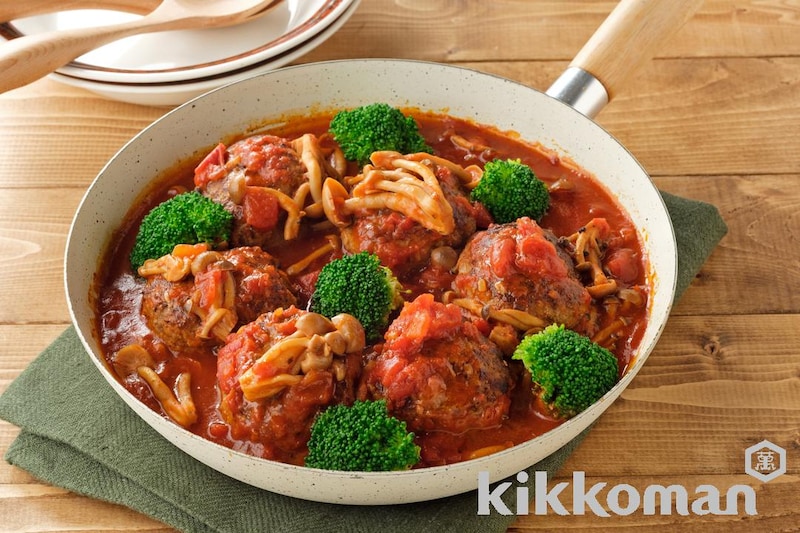 スプーンで食べる和風煮込みハンバーグ