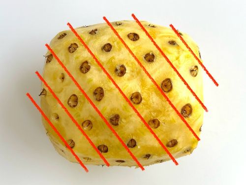 熟した甘いパイナップルの黄色い皮 パイナップルの皮の黄色の詳細Premium写真