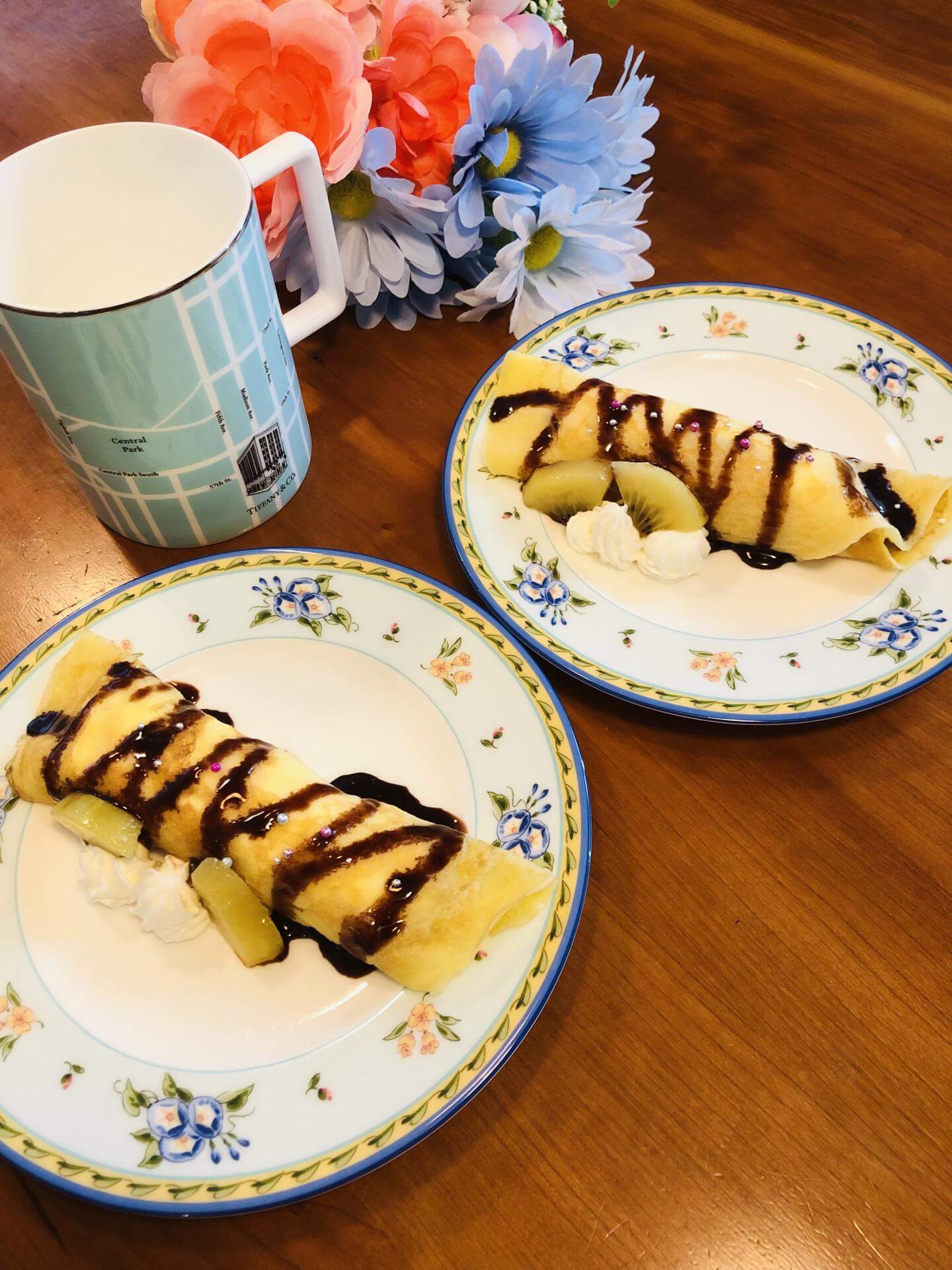 @sucre_epiceチョコバナナクレープ , 簡単おやつLIVEでチョコバナナクレープ作りました！,クレープは、クレープメーカーを使った焼き方と、フラインパンの焼き方の2通りご紹介。,クレープメーカーは、簡単でお子様ともできますが、薄くなってしまいます。,出来上がったクレープを計ってみたらフライパンクレープ30gで、クレープメーカー15gでした。倍も違うのに驚きです。,