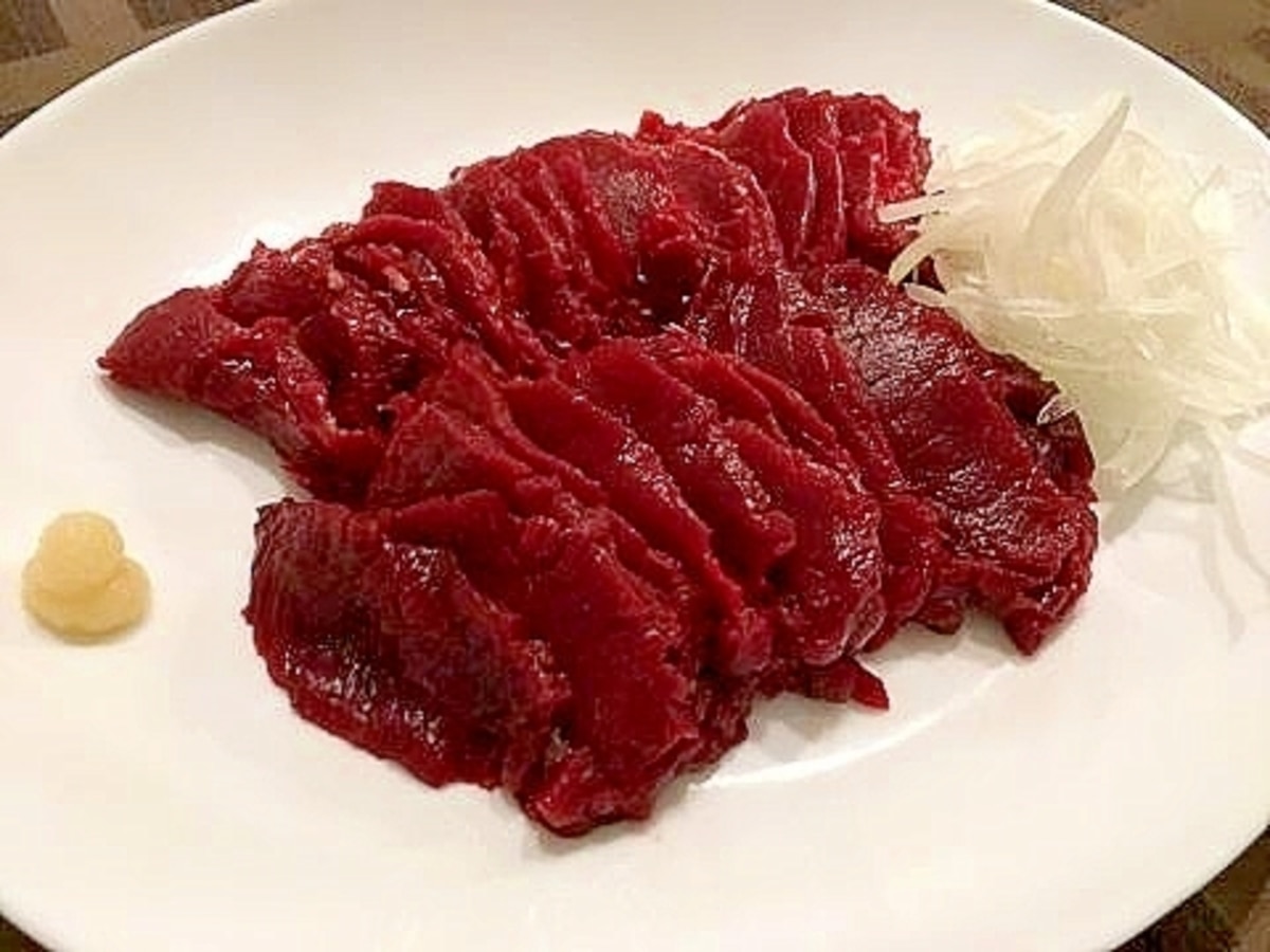 馬刺しは玉ねぎで