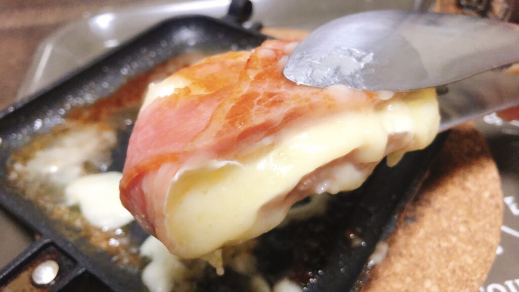 カマンベールチーズをまるごとベーコンで包んでホットサンドメーカーで焼くとヤバすぎる!!!!