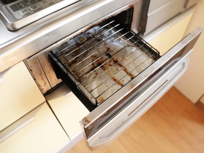 魚焼きグリルの掃除方法を解説！頑固な焦げをかんたんに落とす方法おうちにプロ