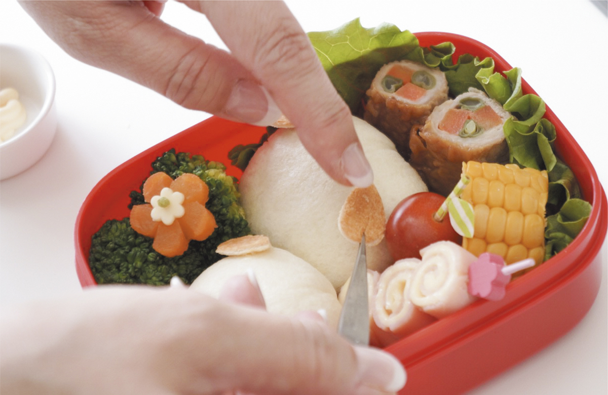 キャラ弁当をリポストでご紹介「キャラ弁3150」🧑‍🍳🍱→ @kyaraben3150 今回は @mina.renyaさんの可愛い💓お弁当です♪ ＊＊＊＊＊＊＊＊＊＊＊＊＊＊＊ 小学校は今日で前期が終わり🏫 給食無しの半日の為お昼は息子リクエストのスプラトゥーンのお弁当🍙💕 たまには