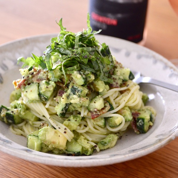 紅白ブラッスリーさんへ。 ・ホタテ貝のソテーとイカスミパスタ ・フランス産黒トリュフのリゾット ・マッシュルームのカルパッチョ・フランス産黒トリュフのスクランブルエッグ ・活け〆オマール海老とアボカドのカクテルサラダ ・鴨胸肉のロースト KITTE大阪にあり