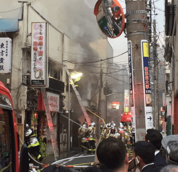 横浜市中区曙町の親不孝通りで火事 建物炎上し煙充満 延焼の可能性も | ニュース速報Japan