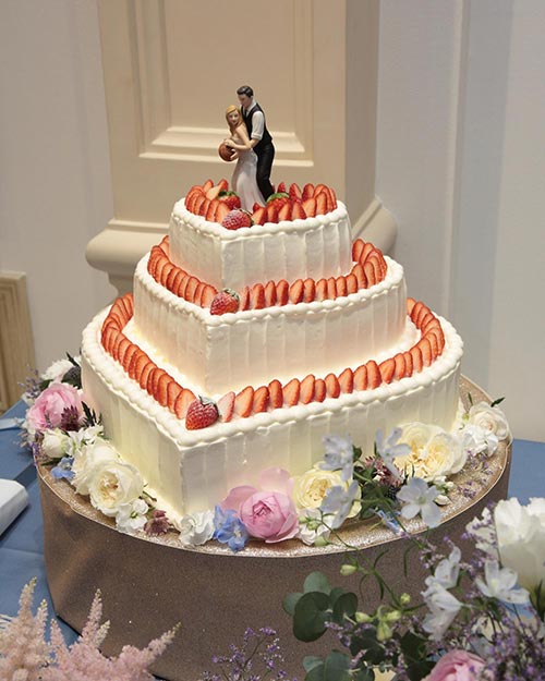 ウェディングケーキの写真です。 3段、金箔、流れフルーツと華やかなケーキです。福島岳温泉二本松福島スイーツスクエアシュー二本松スイーツ二本松市ケーキ屋二本松ケーキ福島ケーキ二本松お土産岳温泉スイーツ岳温泉ケーキ屋二本松市