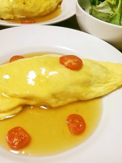 ある日の夕ご飯オムライス、サラダ、コンソメスープももくっきんぐ