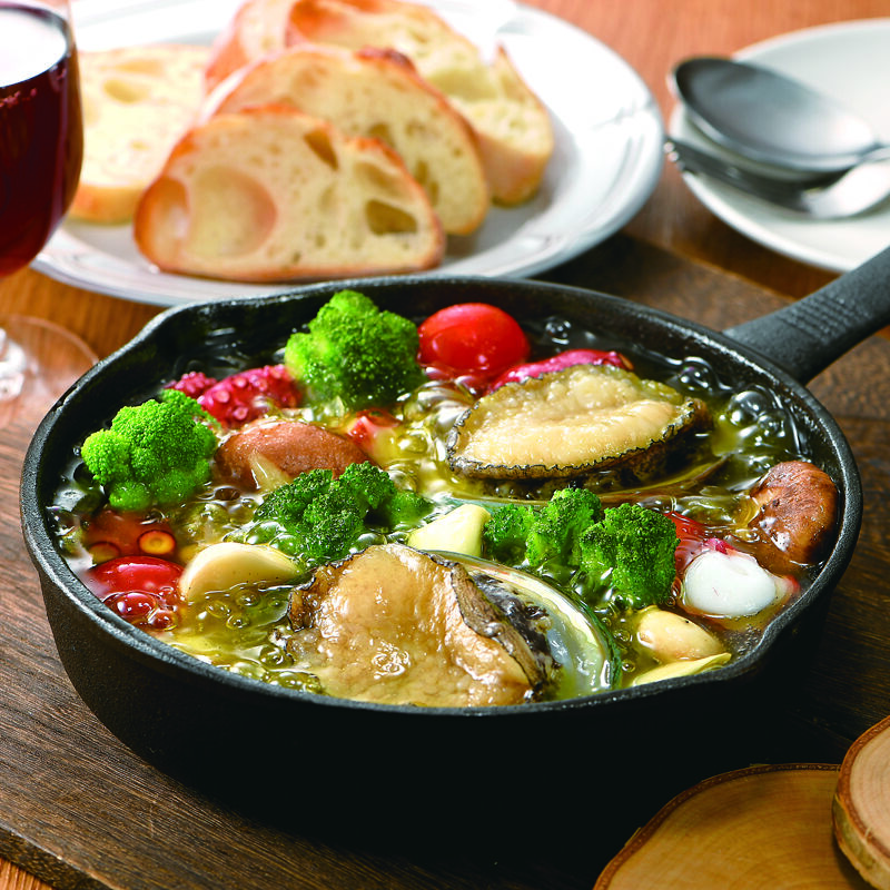 絶品♪アジのアヒージョお魚アカウントもフォローしてね→ @osakana_mikimilk 鯵が大漁だったのでアヒージョも作ったよ〜！ アジ の旨味がオイルに移ってヨダレが垂れるほど美味しかったのでレシピをご紹介！ 今回の具材はナスとミニトマトを使って 彩りも良い感じに