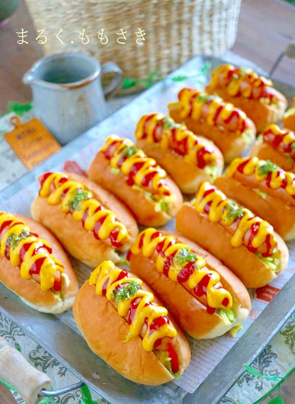 sola特製ホットドッグ 海に連れて行って〜 こんにちは、夏休み☀️始まりましたね。 自然をほおばるsolaでは 例年通り、夏休み限定でホットドッグが明日から始まります。見た目がちょっと変わってるので、 上に乗ってるのは、何ですか？ と、よく質問を受けます。 実は