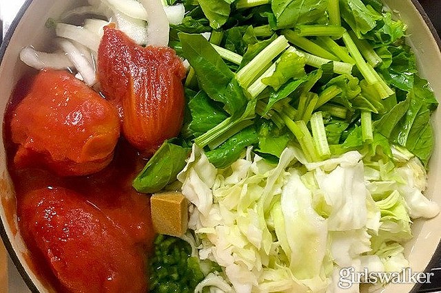 2ページ目4コマイラストのスープレシピ明快イラストで作る意欲が沸き上がる レンジだけで作れるお手軽スープも！まいのおやつさんのレシピ本『しあわせ4コマレシピ』