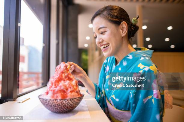 無料イラストかき氷を食べる女の子パブリックドメインQ:著作権フリー画像素材集