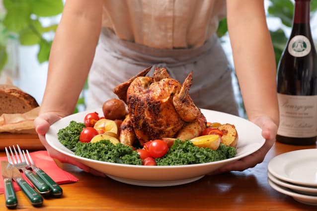 カンタン手間なし!ダッチオーブンで笑顔こぼれる鉄板ローストチキンCAMP tips