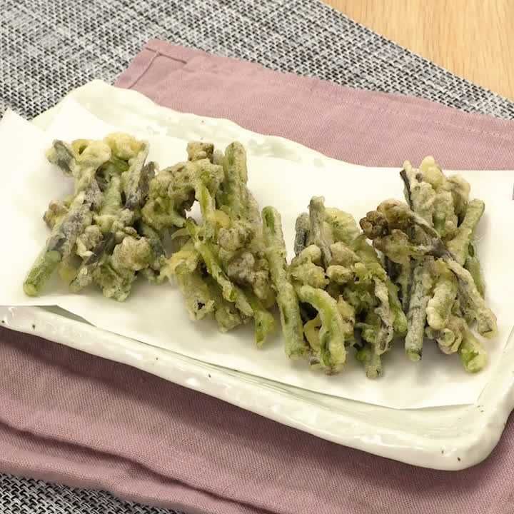 4月の旬食材「蕨 わらび 」を使った炊き込みご飯をご紹介します。 春の訪れを告げる山菜の代表格、わらびを炊き込みご飯にしていただきます。和ゑ鶴のだしパックを粉末のまま使うことで出汁の深い旨味を加えて、さらに油揚げでコクをプラス。 シンプルな材料で炊き