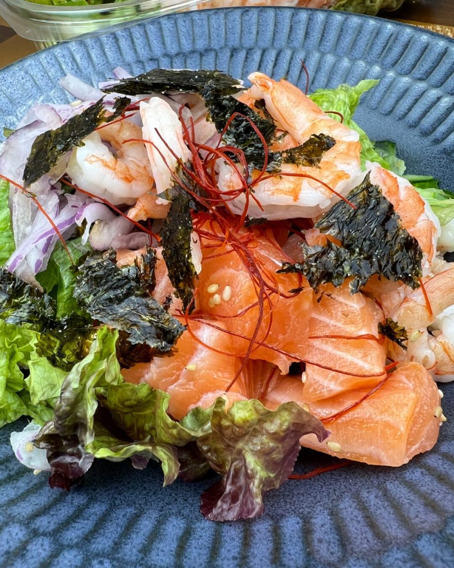 コストコの『シュリンプ＆サーモンチョレギサラダ』はほぼ主菜？ 具材・ボリューム・最近のお値段をチェックしてみたmitok ミトク