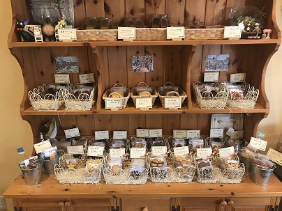 🦉富山県高岡市辻の小さなお菓子屋🦉 本日1000円お得パックはあと2袋です☆ アイシングクッキーも沢山あります🤗マスク、エコバッグ、ピアスやイヤリングなど雑貨も色々あります😊 ＊今週19日日曜日は、庄川水記念公園内でイベント出店します。10:30〜15:00です