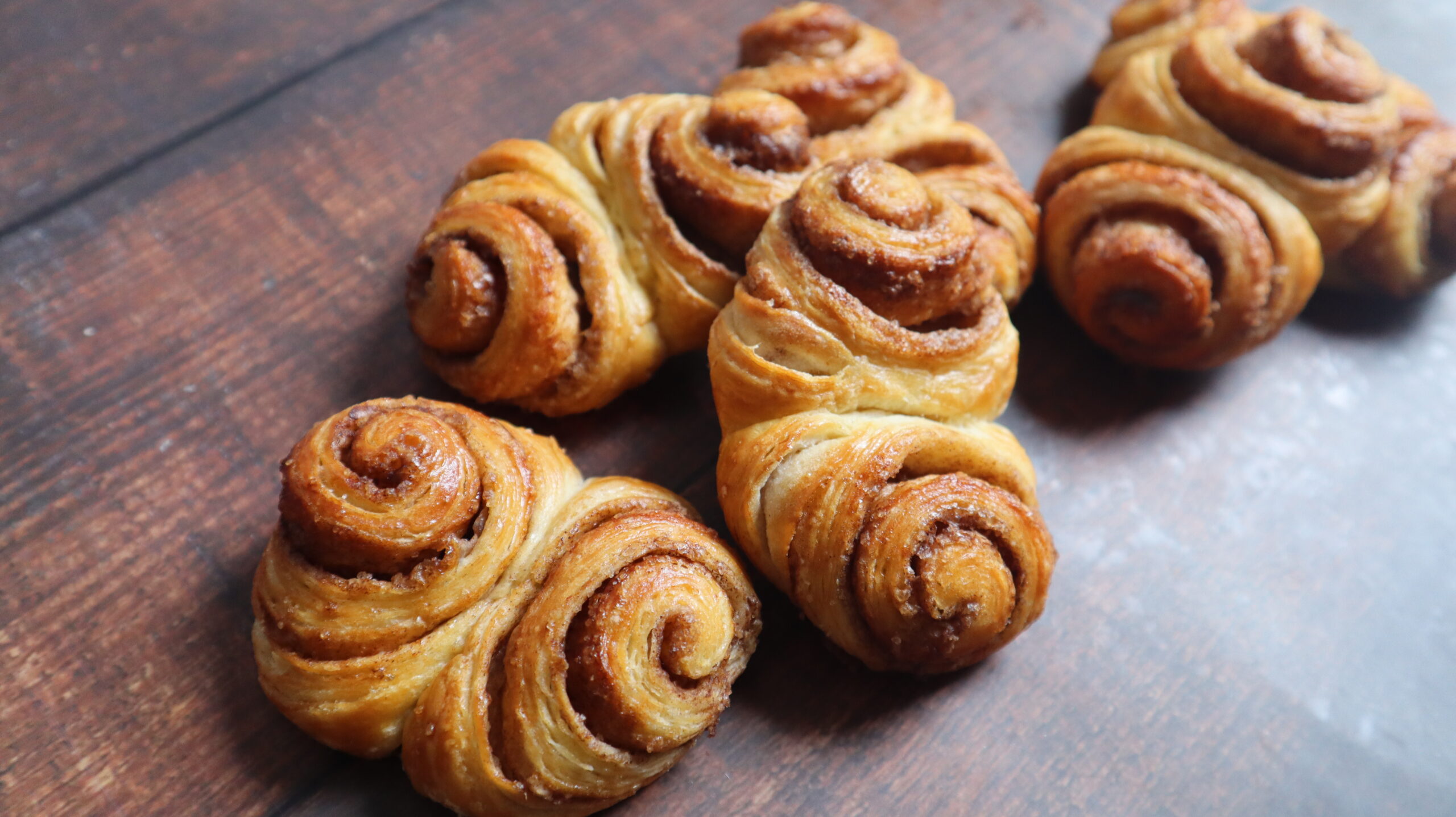 🇩🇪フランツ・ブレートヒェン🇩🇪 先日NHKテレビ放送のグレーテルのかまどご覧になりましたか？ 瀬戸康史さんが、 ドイツパン〝フランツ・ブレートヒェン〟を作っていました🇩🇪焼き上がりの見た目はぺちゃんこ✨ バターとシナモンシュガーがた〜ぷり