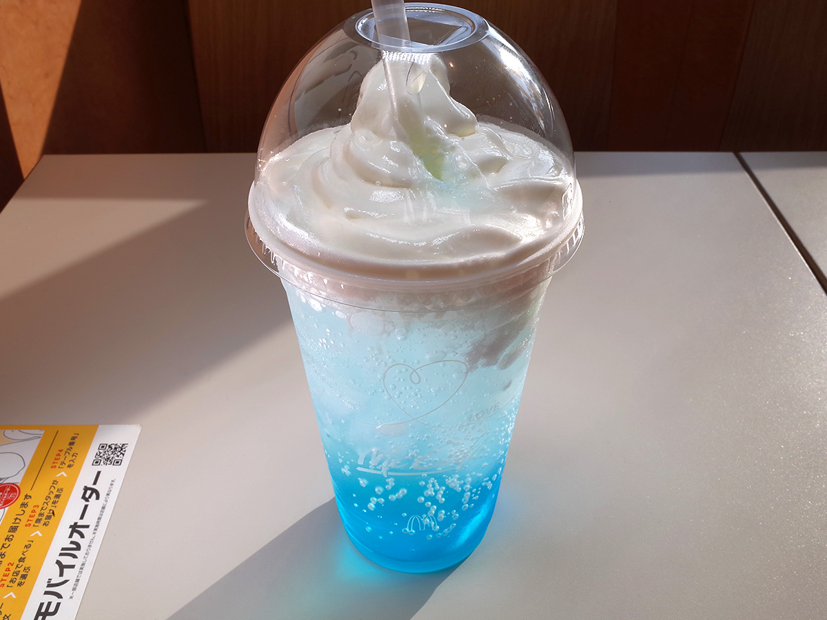 マックフロート 瀬戸内レモンヨーグルト味 380円 」 2025年4月16日発売、マクドナルドの新商品。レモンのフルーティーですっきりとした酸味と、ヨーグルト風味のさっぱりとした甘さが特長の爽やかな炭酸ドリンクに、ソフトクリームをトッピング。「名探偵コナン」と