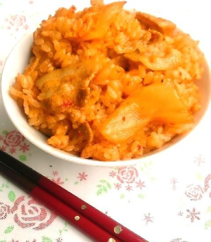 レシピあり🙋‍♂️🙋‍♀️🍚 今日は「炊飯器でうまっ！豚キムチ炊き込みごはん」 * 🙋‍♂️これ、うまいな。 🙋‍♀️いや、ほんと！豚キムチ炒飯に負けてないかもね！* 今日は鍋の残りのキムチで、炊き込みご飯に😋 炊飯器調理は、ほっておくだけで出来上がるから