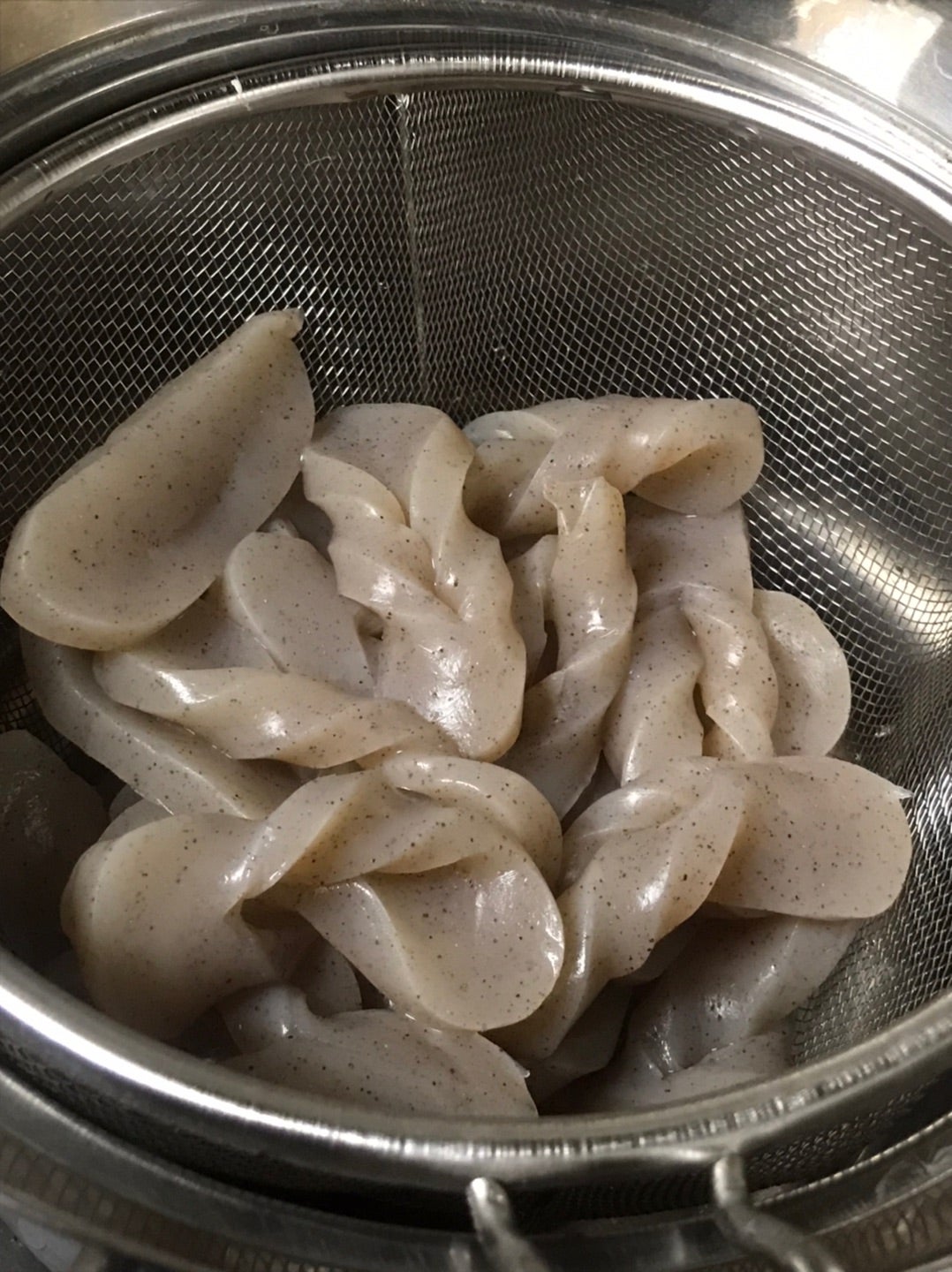 こんにゃくの下ごしらえ 下ゆでやあく抜き のやり方：白ごはん.com