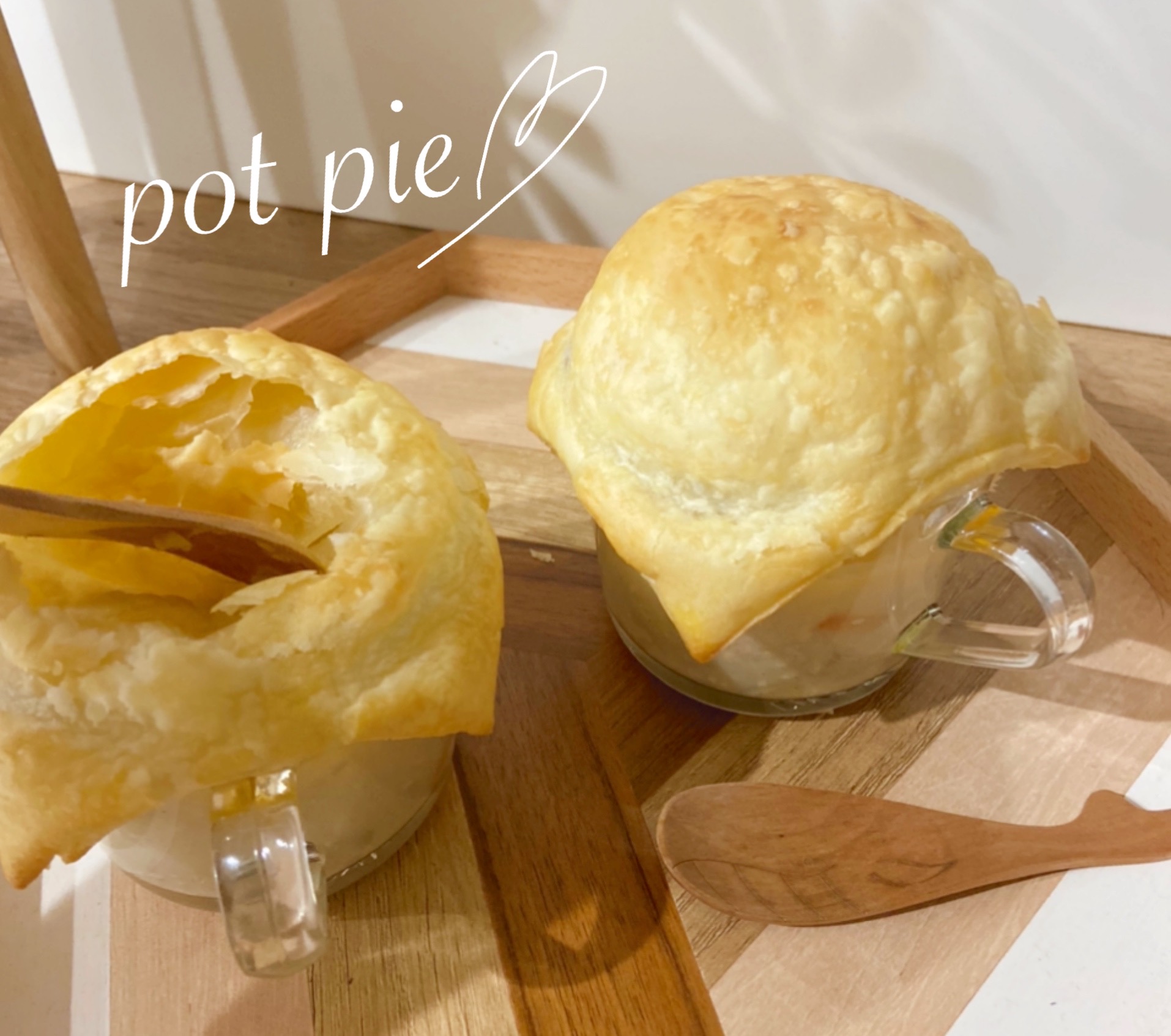 いつものシチューをグレードアップ♪簡単ポットパイ♡MAMACHIE