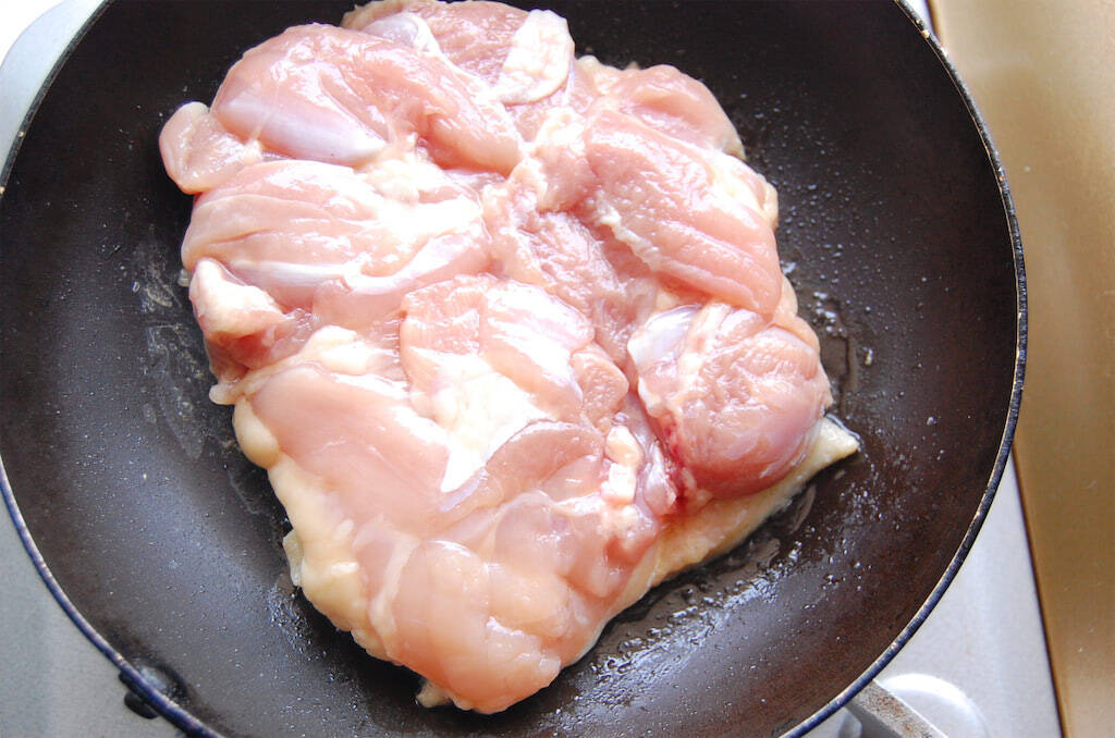 パリパリで香ばしい！鶏もも肉の香り焼き』魔法のフライパン