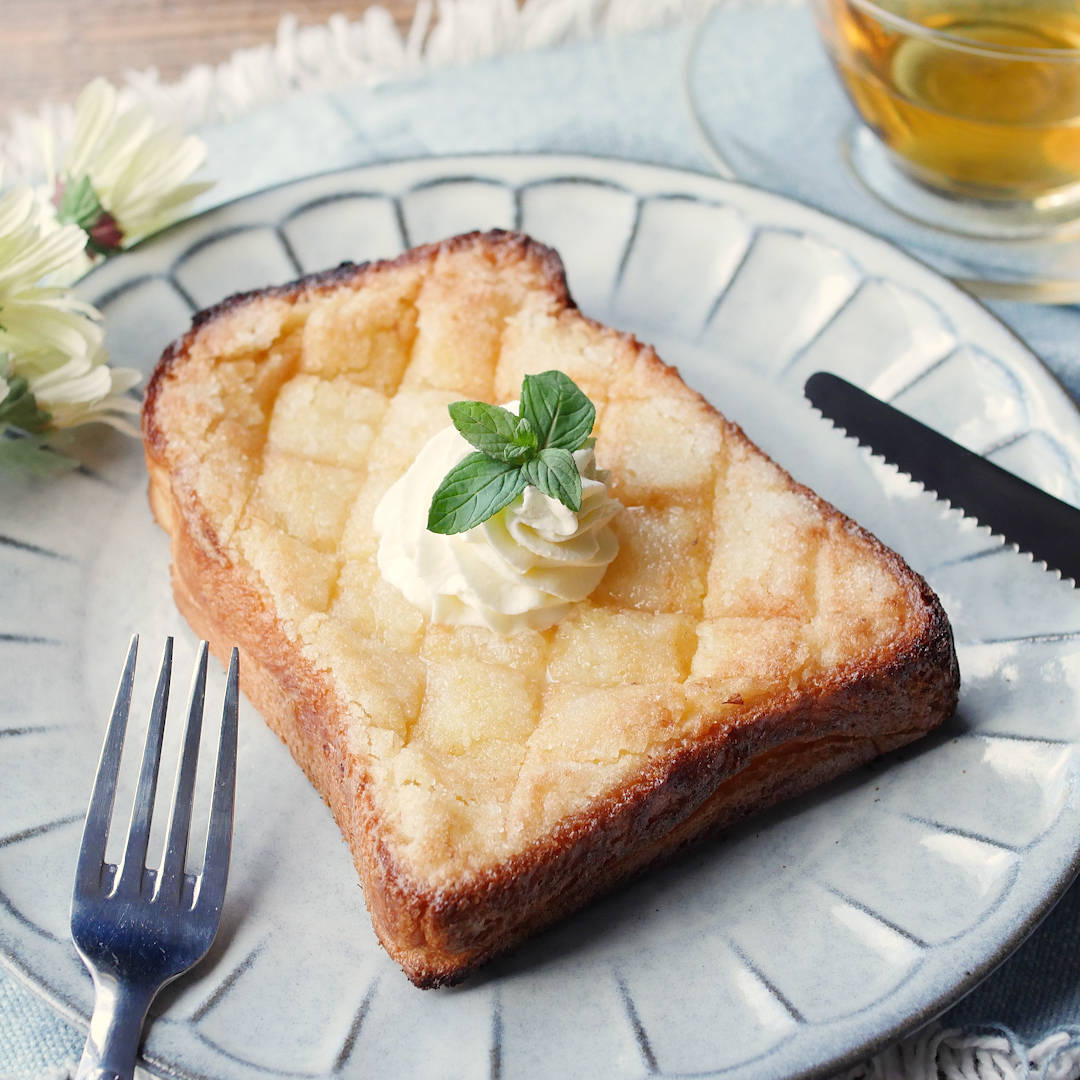 食パンに塗って焼くだけ！サクサク食感で甘～い「メロンパントースト」の作り方おうちごはん