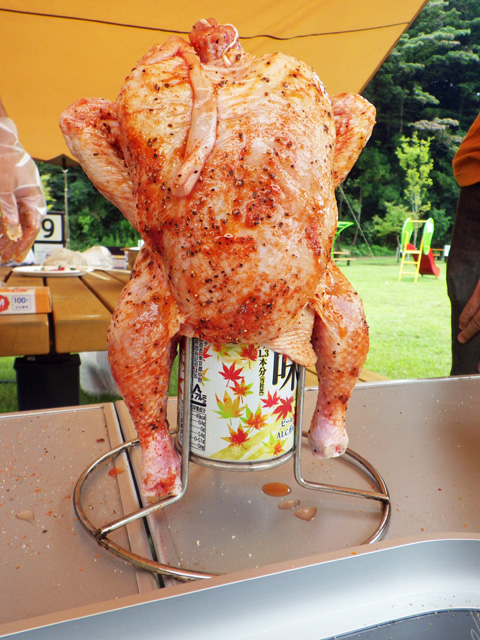 誰でも作れる ビア缶チキンはアルミホイルで簡単に作れる！失敗しない丸鶏焼き - YouTube