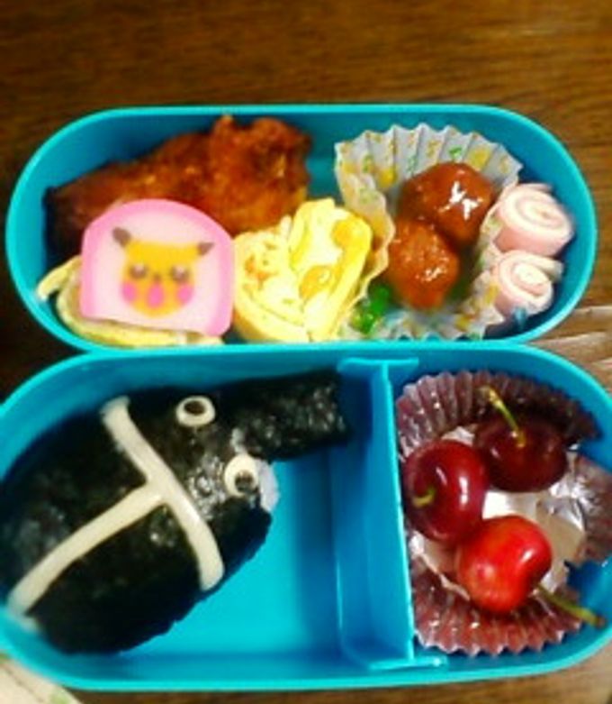 カブトムシの幼虫弁当を作ってみたよ✨ そぼろで土を再現して、白米と海苔で幼虫をイメージ♡ ちょっぴりリアルだけど 子どもは大喜び😂✨ ・成虫も作ったから投稿楽しみにしててね😆 ‐‐‐‐‐‐‐‐‐‐‐‐‐‐‐‐‐‐‐‐‐‐‐‐‐‐‐‐‐‐‐‐‐‐‐‐‐‐‐‐‐‐‐‐‐‐‐‐‐‐ ・100均グッズと作り置きで