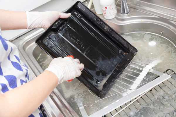 家にある道具だけ 魚焼きグリルの庫内・網の焦げや臭い解消！プロ級掃除方法を紹介！コラム - くらしメイドＤＣＭ