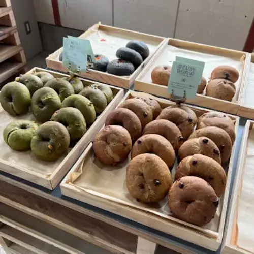 RABBIT BAGELS丸太町店 , 京都は連日暑いが続いておりますが、いつもお越しいただきありがとうございます。,暑い日にはやっぱりカレー！ということで、, 丸太町店では、季節限定メニューのトマトバターチキンカリーをご用意しております！,2階にはイートインスペースもあります、ドリンクのみのカフェ利用も可能です。, ぜひ美味しいベーグルを食べに来てください。, ——————-,