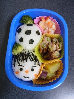 キャラ弁＊サッカーボール☆くまさんウインナー秋のお弁当 : 子連れハワイ旅行Blog**