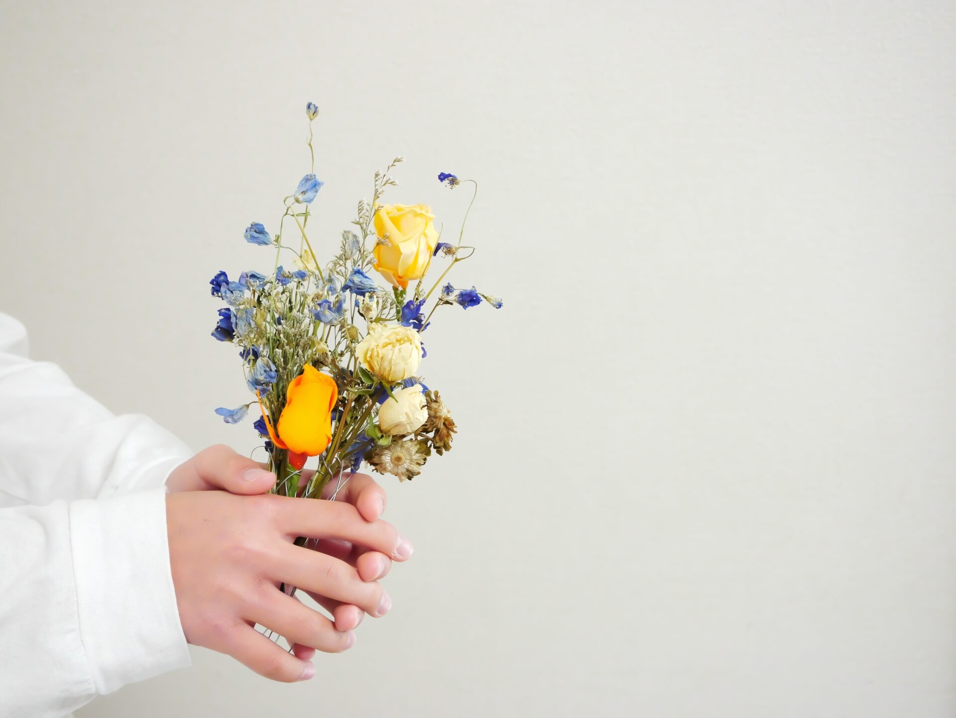 花嫁様必見！！クラッチブーケをよりステキに見える持ち方60歳の私との約束自分らしい暮らしと、楽しく仕事を続けるために、60歳までにやっておくことやめること