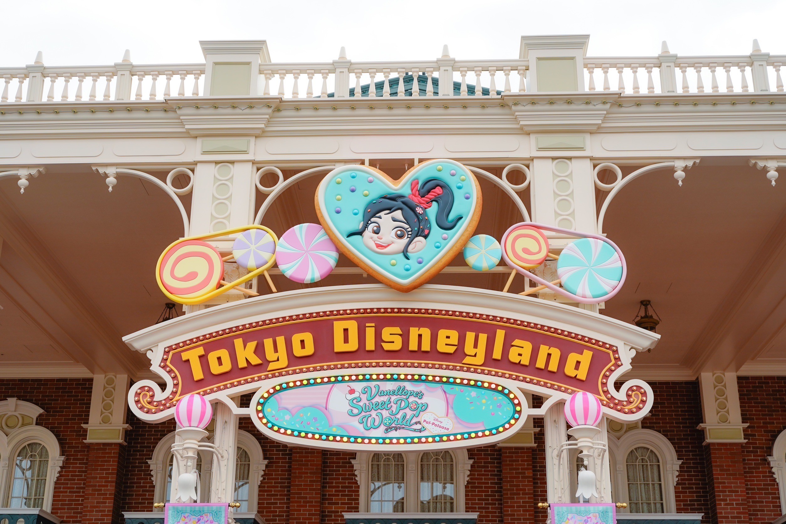 Disney Pal-Palooza🍓 第3弾 * ヴァネロペのスイーツポップワールド🍭 * * ポプバは2時間待ちって言われたけど1時間くらいで買えました🍿 * * スーベニア類はモバイルのおかげですんなり購入🍰 * * ポプバの写真、ポプバ逆だったww * *ヴァネロペの スイーツポップ