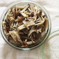レンジで簡単！きのこマリネのレシピ 作り方：白ごはん.com