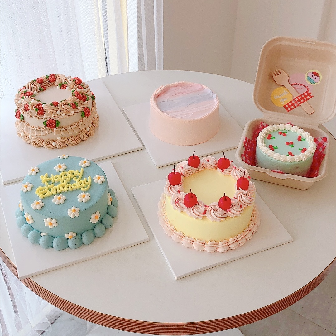 Honeycomb-KOREA- ハニカムセンイルチュッカヘ🎂♡ 韓国でもお祝いできるケーキ屋さんをご紹介します🍽️自分の誕生日でも、お友達の誕生日でも、推しの誕生日でも👍 事前予約が必要ないお店や予約するときに使う韓国語もまとめました！ センイル渡韓する方は