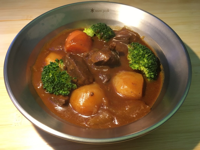 ダッチオーブンで丸ごとロールキャベツ😋, キャベツの芯をくり抜いてそこにニンニク、生姜を混ぜた挽き肉を詰め込みます。,あとは他の野菜とコンソメ入れて煮込みます🔥, 最後に塩胡椒で味を整えて出来上がり👍, 家族5人だと秒で無くなります😆, *,campcampingfooddutchovendutchovencookingキャンプキャンプ飯キャンプ飯レシピ