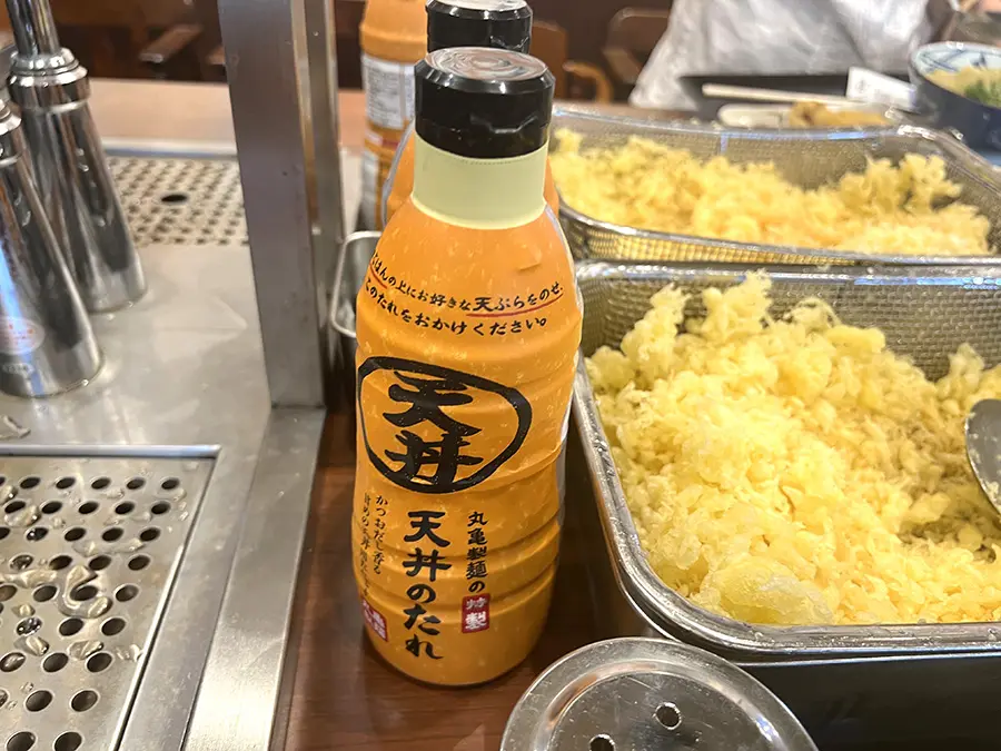 白だしと醤油を混ぜるだけ、美味しいかけ汁完成！丸亀製麺の、とろ玉うどんをお家で