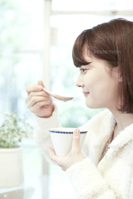 スープを食べる20代女性 10990001582 の写真・イラスト素材アマナイメージズ