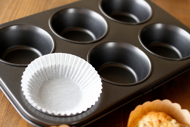 原産国：日本 材質：本体：紙 商品サイズ：5.9cm×5cm×5.9cm 内容量：8個入 種類：アソートなし プレゼントにピッタリ 焼成容器 焼型不要190℃ 生地を入れてそのままオーブンで焼けます。 加熱時間の上限：３０分 - 100均 通販 ダイソーネットストア 公式