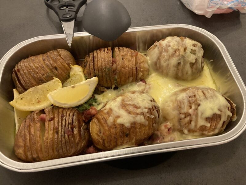 コストコ新作デリカ「ハッセルバックポテト」登場！ベーコンとパセリソースが特徴的