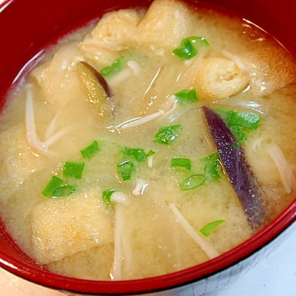 今までに1000種類の味噌汁を作ってきた、 たけうち和久さんの味噌汁テクニックその① 白いご飯がススム！🍚 焦がしナス・ネギの味噌汁🍆 ⬛️材料・大根 ・鶏肉 ・ネギ ・ナス ⬛️手順 ごま油でネギとナスに焦げ目が付くまで炒める。 昆布だしで大根と鶏肉を煮る