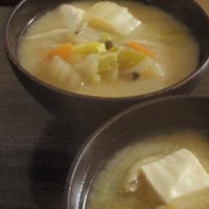 食感楽しい！ しめじと豆腐の味噌汁