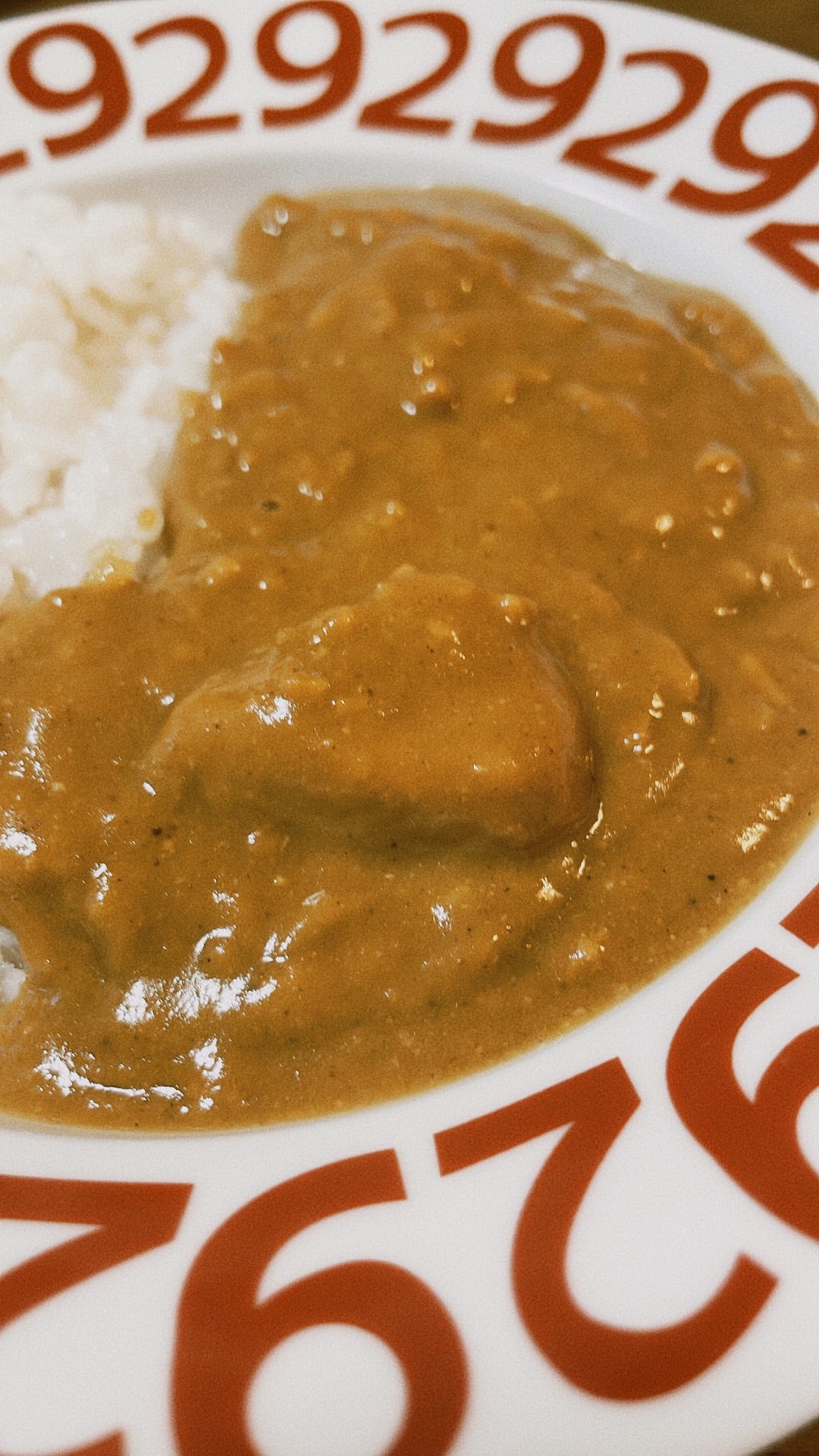 意外な隠し味で濃厚まろやか！ ピーナッツバターのポークカレー🥜🍛 * 作ってみたいと思った方は コメント欄に♡をしてね💬🫶 * 夏にはやっぱり カレーが食べたくなりますよね🌺 今回ご紹介するのはピーナッツバターを 隠し味に使い濃厚でまろやかに仕上げたレシピ
