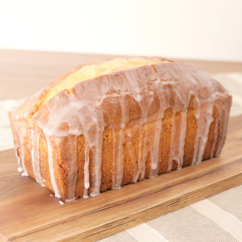 酸味の効いたレモンケーキ レモンの砂糖漬け入りの生地&レモンアイシングがけ型にはまったお菓子なお茶の時間