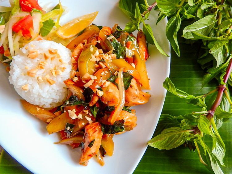 シャキシャキおいしい! 青パパイヤと豚肉のエスニック炒め