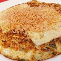 ふわっふわに焼いた山芋の中から、大量のチーズがドバッとあふれ出る💨💨💨  そんな夢のようなレシピがこれ‼️やまいもチーズ焼き🧀✨🧀✨ 味付けは白だしのみ👍超シンプルなのに、腰がぬけるくらいめちゃくちゃ美味しい😋😋😋  これ絶対に試してほしいやつ