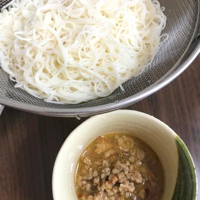 そうめんでゴマだれ風ピリ辛つけ麺