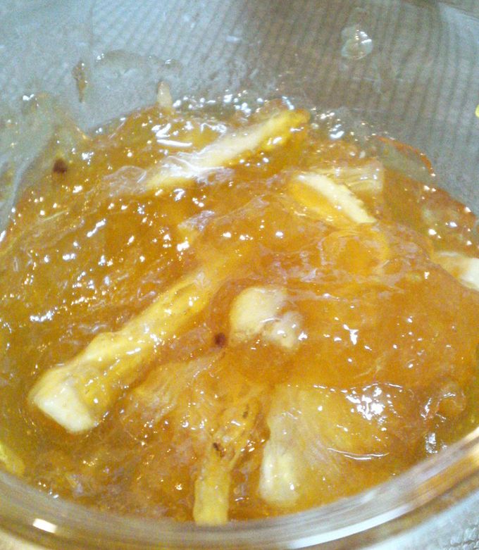 先日仕入れた無農薬栽培レモン 。 処理します。 皮を削ります。 表面の黄色い部分だけね。 果汁を搾って、削った皮と合わせて、ストックします。 残った 皮は、捨てずに、銅鍋磨きに使います。 このあと、塩漬けにしてね。 どのように磨くか、機会があれば動画アップしま